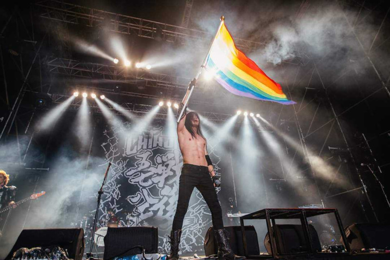 林昶佐在演唱會上高舉彩虹旗。   圖 : 翻攝自林昶佐臉書
