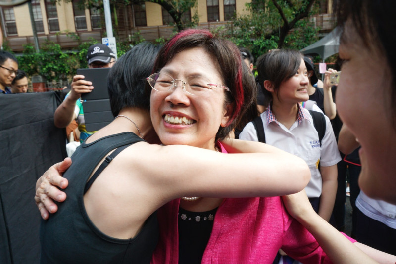 民進黨立委尤美女今天在三讀過後，走到立院門口，挺同支持者給予大大擁抱，感謝尤美女不離不棄。   圖/張良一攝