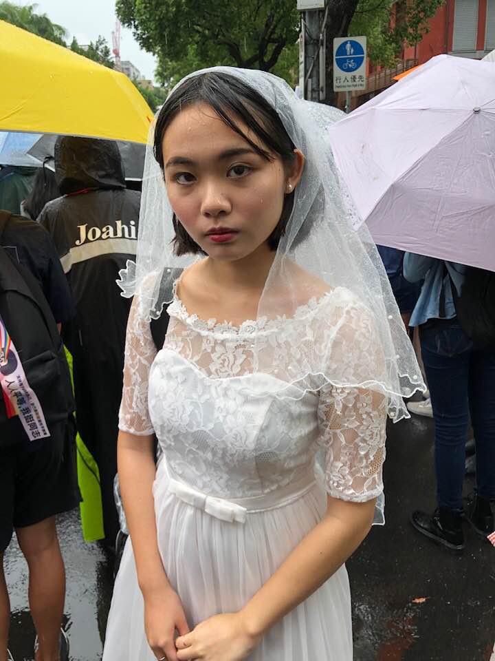 陳芳明還特別解說其中一張照片，表示「在眾多的雨傘下，遇見這位穿婚紗的陌生女子，她大方讓我拍照。我也要祝福她。」   圖：翻攝 Fang-Ming Chen臉書