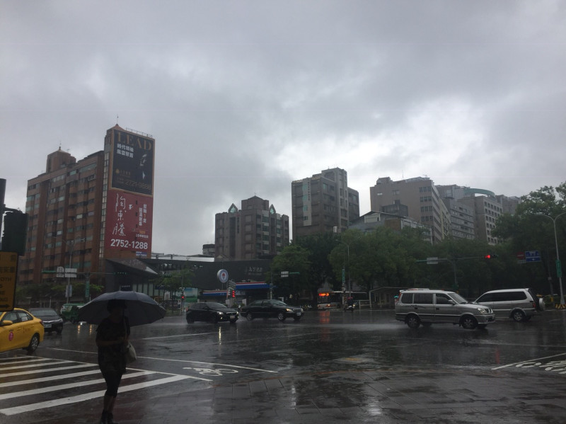 今（18）日台北西半部及東半部仍有局部短暫陣雨或雷雨，提醒民眾外出還是要帶傘。   圖：閻芝霖/提供