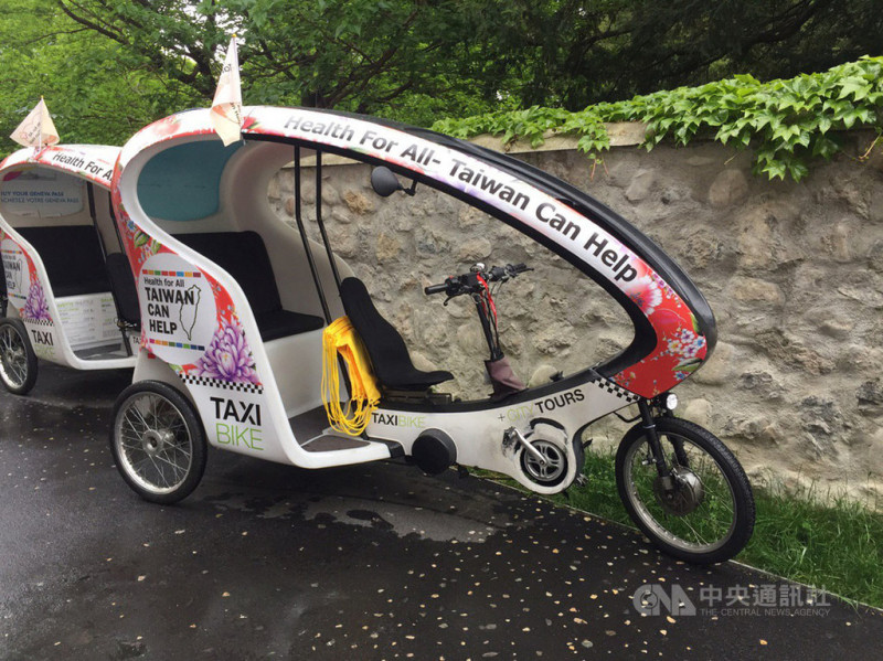 日內瓦觀光三輪車（TAXI BIKE）載著觀光客前往各處景點，使用率很高。台灣特地在三輪車上製作整車廣告宣傳   圖/中央社