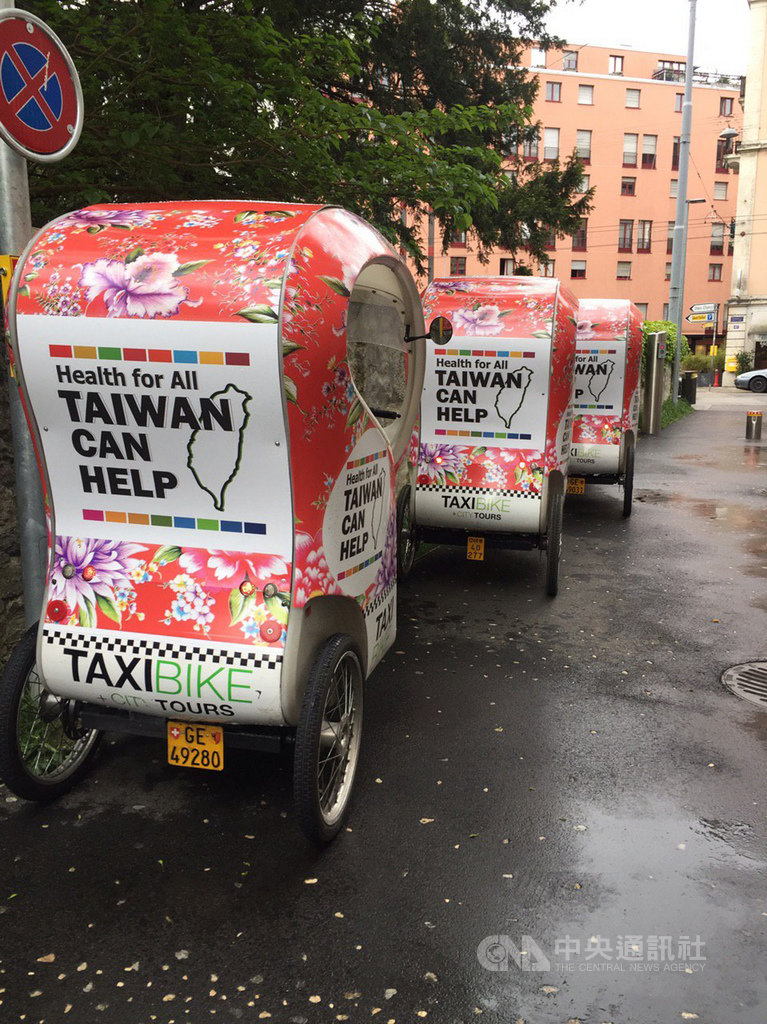 台灣以客家花布為底，在日內瓦觀光三輪車（TAXI BIKE）上製作整車廣告宣傳。   圖/中央社