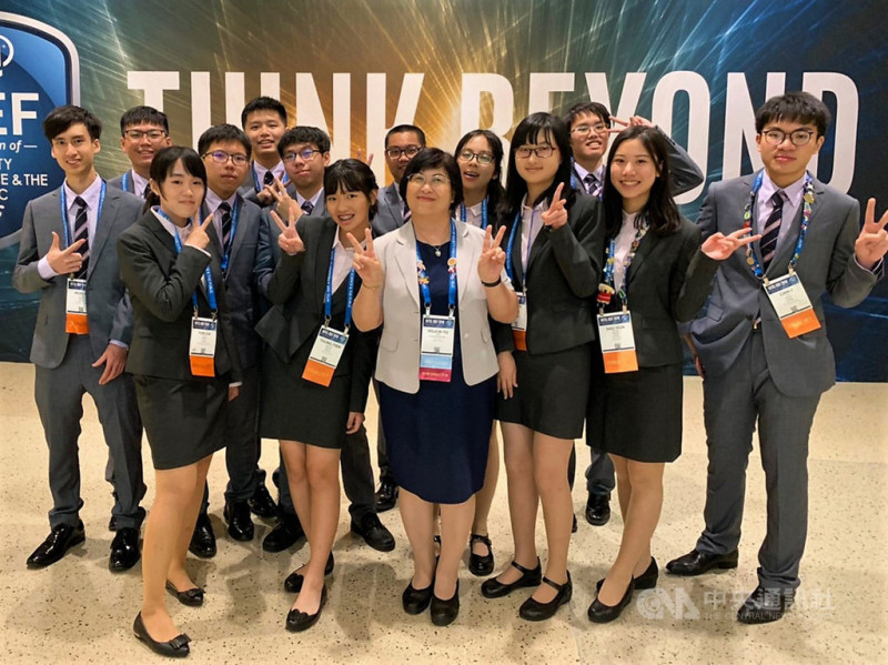 國立台灣科學教育館館長陳雪玉（前排中）帶領台灣代表團14名中學生到美國鳳凰城參加2019年英特爾國際科技展覽會（Intel ISEF）收穫豐富，10件作品中有9件作品得獎。   圖/中央社