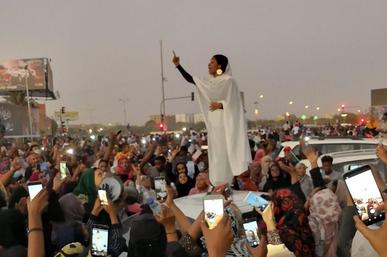 蘇丹參加反政府示威的女性遠多於男性，當局竟然使出唆使性侵的手段試圖壓下抗議浪潮。   圖：蘇丹示威運動領袖Alaa Salah。Lana H. Haroun of the New York Times 提供，Fair use.　
