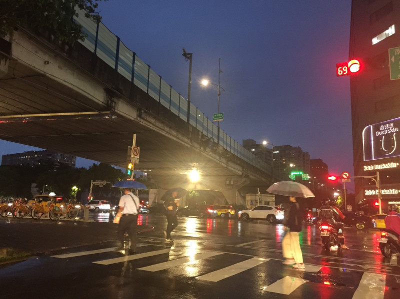 氣象局針對全台19縣市發布大、豪雨特報，提醒民眾注意瞬間大雨、雷擊及強陣風。   圖：閻芝霖/提供