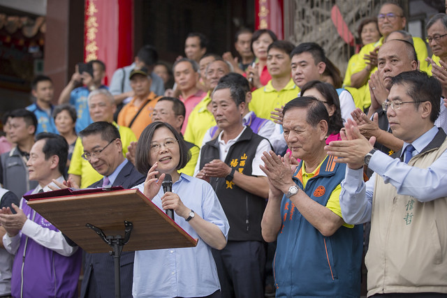 總統蔡英文17日安排到台南跑行程，引發地方黨部主委動怒痛批「為了總統大選飢不擇食」。   圖：總統府提供