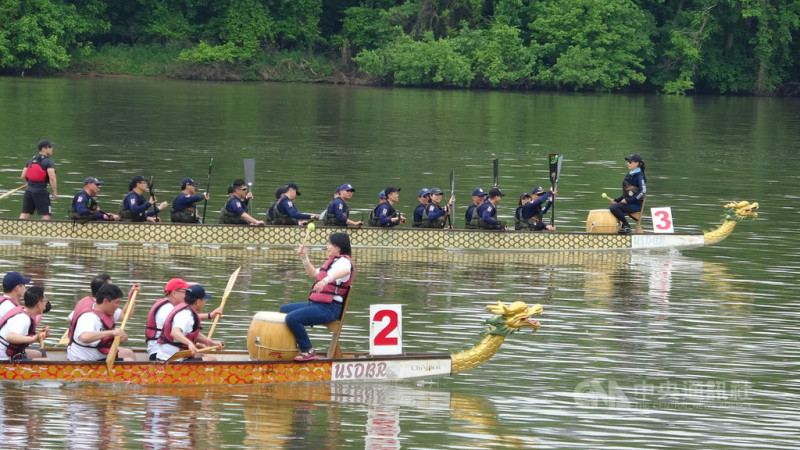 華府龍舟賽今年進入第18屆，這項比賽也早成為華府當地進入夏天的重要水上活動，吸引不少當地民眾組隊參加。   圖/中央社