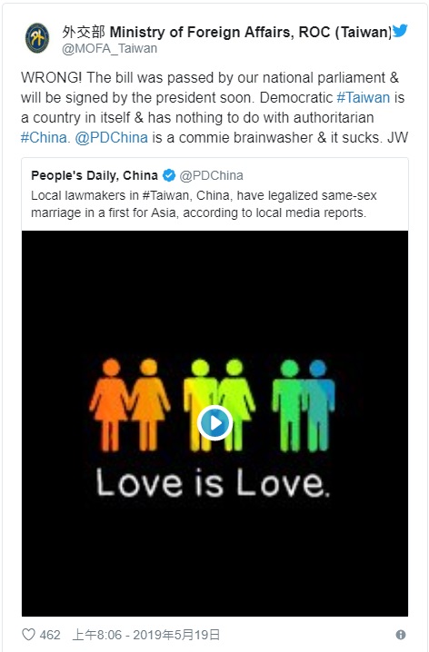 外交部長吳釗在官方推特嗆「大錯特錯！台灣就是一個民主國家，和極權中國無關，《人民日報》是中共洗腦器，爛透了！」   圖/外交部推特