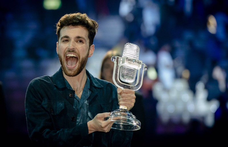 現年25歲的荷蘭歌手勞倫斯19日在第64屆歐洲歌唱大賽總決賽總決賽，以「電子遊樂場」一曲擊敗另外25名競爭者，勇奪冠軍。   （圖取自twitter.com/dunclaurence）
