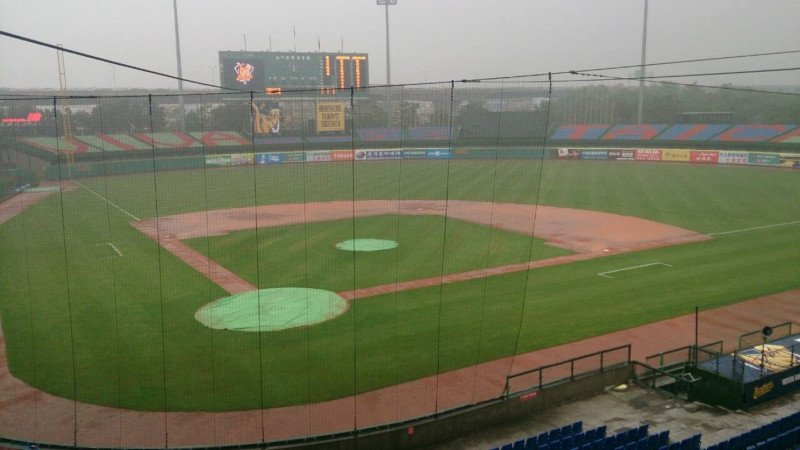 洲際棒球場因雨延賽。   圖／中華職棒提供