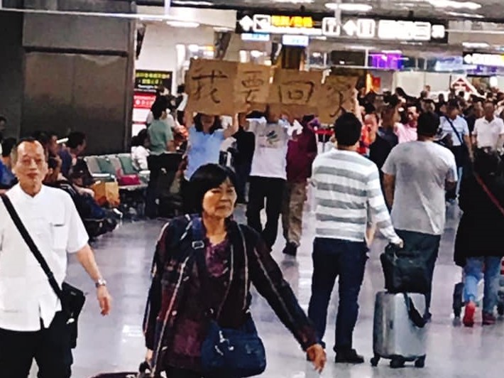 金門機場因為濃霧飛機無法啟發，許多遊客行程被打亂，情緒相當激動，在大廳內高喊「我要回家」以示抗議。   圖：翻攝自靠北金門