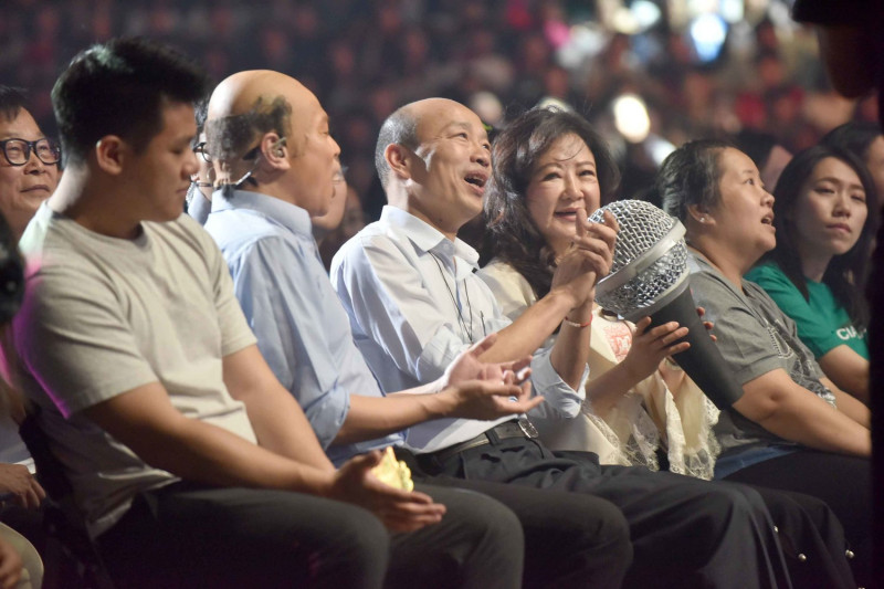 韓國瑜（左三）與分身卡古合唱。   圖：高雄市政府／提供