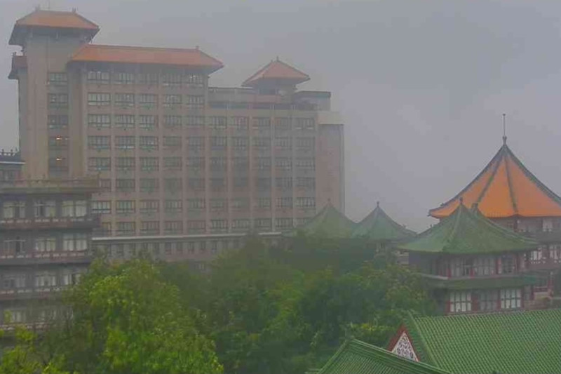 因應北台灣豪雨特報，文化大學校方宣布，學生上午若因大雨之故無法到校上課，校方酌予不記缺課。   圖：翻攝自文化大學網站。