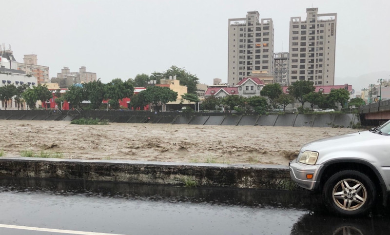 全台今日降下大雷雨，目前雨勢逐漸從北部往南走，轟炸中台灣，各地區災情不斷，台中的旱溪也因為大雨溪水突然暴漲。   圖：網友/提供