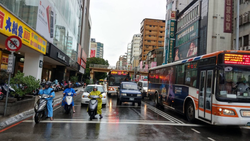 今（20）日鋒面通過豪雨襲台，民眾行車務必要注意。   圖：閻芝霖/提供