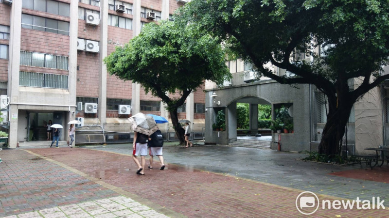 今（20）日鋒面襲台，各地有雨，民眾外出要記得帶傘   圖：閻芝霖/提供