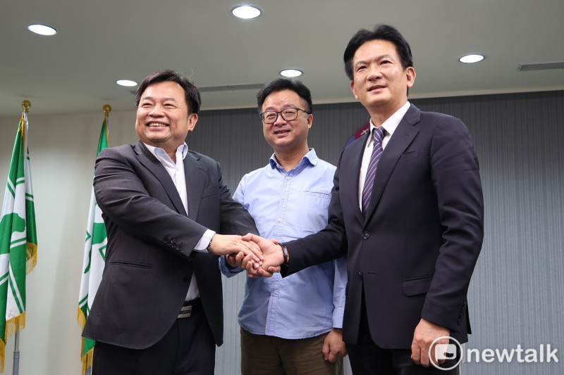 民進黨總統協商，蔡陣營代表林錫耀、秘書長羅文嘉、賴陣營代表林俊憲（由左至右）握手合照。   圖：林朝億/攝