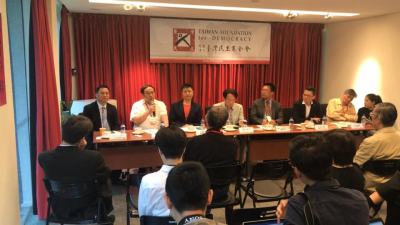 台灣民主基金會20日舉辦「六四30週年談中國對民主人權之威脅」座談會，邀請多名中國民運人士與會。   圖：翻攝王丹臉書