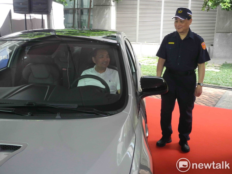 侯友宜試乘新警用偵防車，感到很滿意，並指示市警局長陳檡文(右)要盯緊「絕對不准挪為座車」。    圖：王峻昌/攝