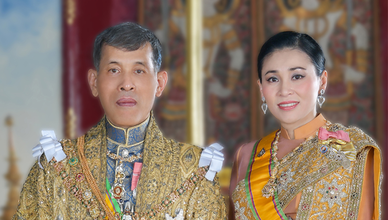 新泰王瓦吉拉隆功（左）登基，新王后蘇堤達亮相，亮麗外型讓國際驚豔。   圖：翻攝自泰國公共電視Thai PBS WORLD