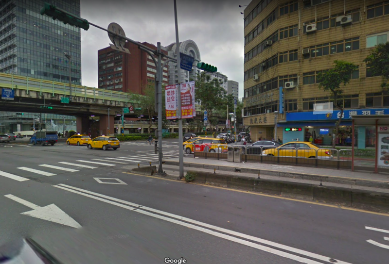 台北市公共運輸處在全市公車站張貼QR CODE，即使沒有安裝智慧型站牌，也可以即時得知公車動態。   圖：取自google map街景服務