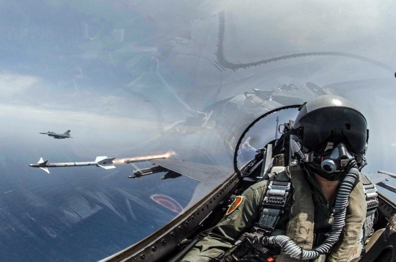 空軍花蓮基地F16戰機，配合「海空聯合操演」，使用響尾蛇飛彈射擊靶機。   圖：軍聞社提供