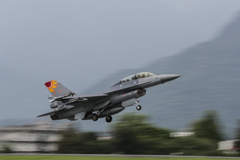 空軍花蓮基地F16戰機，日前配合「海空聯合操演」。   圖：軍聞社提供