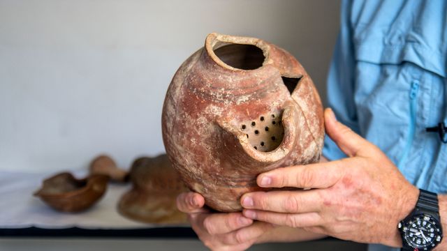 以色列古文物局展示取出酵母的陶壺，研判是至今約5000年前的物品。   圖：翻攝自以色列古文物局