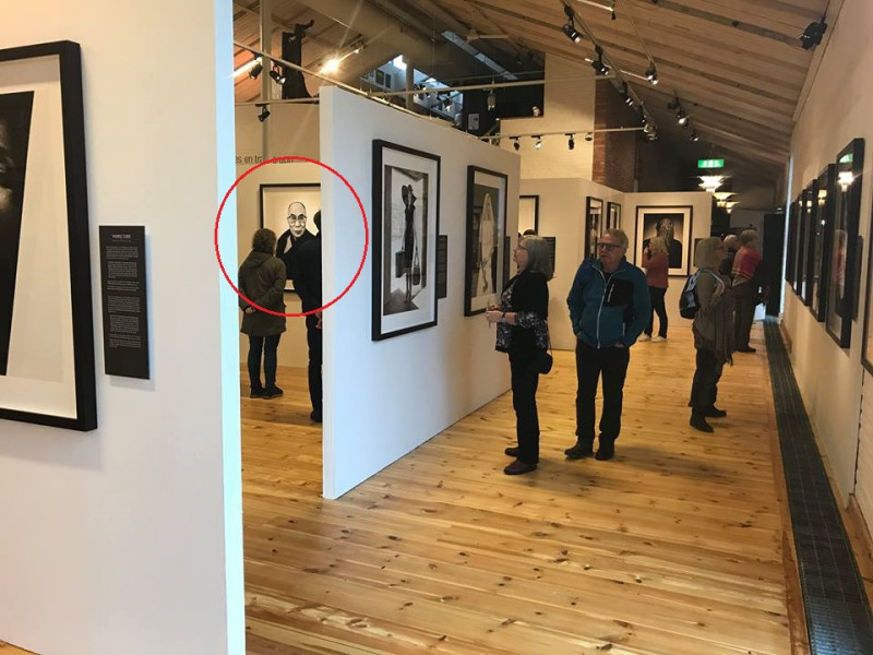 聯合國原定在瑞典Fotografiska博物館舉辦人權高峰會，卻因館內攝影展出現達賴喇嘛照片（紅圈處），疑似遭郅中國施壓取消。   圖：翻攝自「我們擁有夢想」攝影展臉書