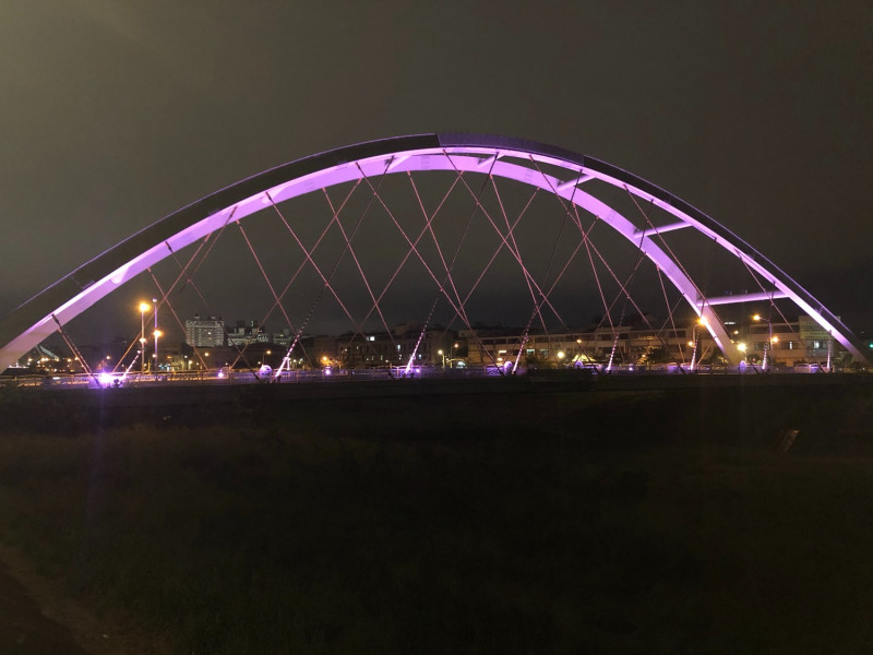 東區東門里及東信里交界處的東昇橋，重新規劃燈光設計，改以粉紫色投射燈照射橋梁柱體，營造河道浪漫，吸引民眾目光，成為最新打卡亮點。   圖／建設局提供2019.5.23