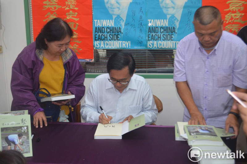 前總統陳水扁23日在嘉義市王美惠服務處舉行簽書會。   圖：蔡坤龍/攝