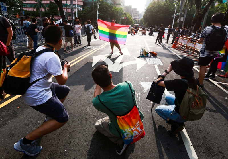 明日5月24號同性婚姻將合法上路，日前性別團體受訪時表示，雖然台灣同性婚姻邁向合法化，但軍人、警察、教師等三職業仍可能因職場氛圍保守、較難出櫃。同志教師受訪時則表示，同志教師若要出櫃就要有承受耳語的打算，但怕出櫃後外界都只關注「性傾向」進而掩蓋了自身專業和努力。   圖／記者葉政勳攝 , 2019.05.17