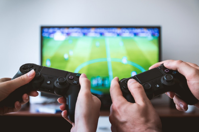 國外研究指出，工作夥伴一起玩電動遊戲，能夠促進團隊工作效率提升。   圖／翻攝自 Unsplash