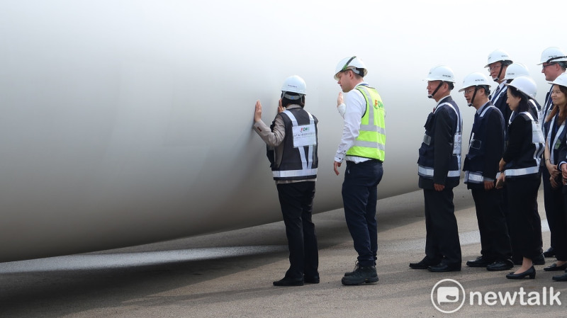 總統蔡英文今日下午則到台中港二號碼頭視察海洋風電台中施工碼頭，並給予該團隊加油勉勵。   圖：林朝億/攝