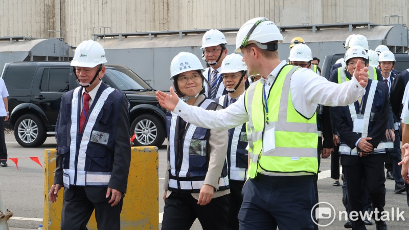 總統蔡英文今日下午則到台中港二號碼頭視察海洋風電台中施工碼頭，並給予該團隊加油勉勵。   圖：林朝億/攝