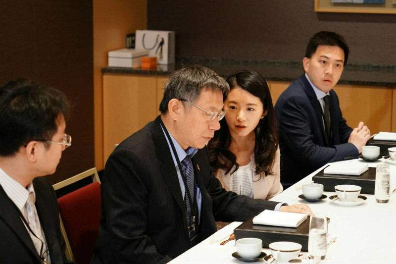 台北市長柯文哲（左）今與日本官員進行早餐會。   圖：台北市政府 / 提供
