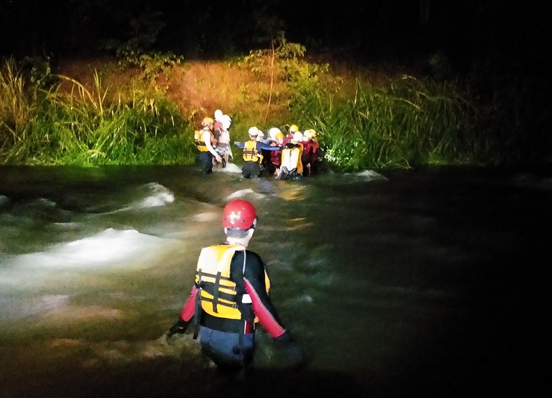 屏東縣消防局架設繩索救援受困民眾。   圖：翻攝網路
