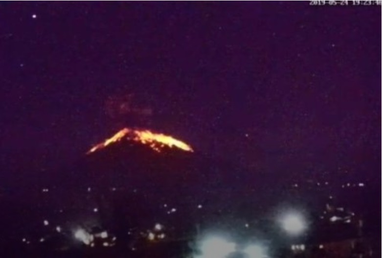 阿貢火山（Mount Agung）昨晚再度爆發。   圖/翻攝自Youtube