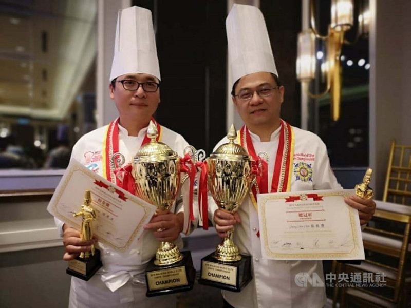 2019馬來西亞世界名廚精英賽24日在吉隆坡舉辦。來自台南的邱英洋（左）奪得個人賽特金獎；台中弘光科技大學餐廳管理系教師鄭錦慶（右）贏得個人賽總冠軍。   圖/中央社