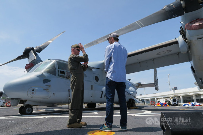 美國海軍紐約號兩棲船塢運輸艦參加紐約軍艦週，在停機坪展示陸戰隊使用的MV-22魚鷹型傾斜旋翼飛機。   圖/中央社