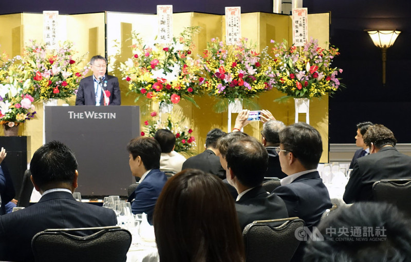 台北市長柯文哲24日晚間出席東京台灣商工會所辦晚宴，現場進行30分鐘短講並接受民眾提問。   圖/中央社