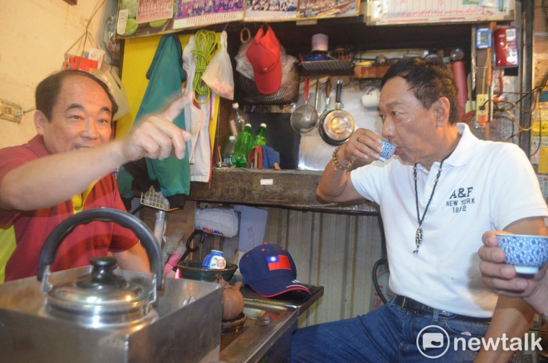 郭台銘今天造訪嘉義東市場，與攤商坐下來泡茶聊天，十足接地氣。   圖：蔡坤龍/攝