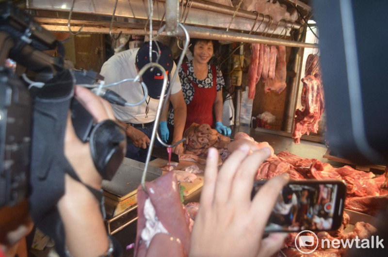 郭台銘今天造訪嘉義東市場，在豬肉攤上切肉，體會庶民生活。   圖：蔡坤龍/攝