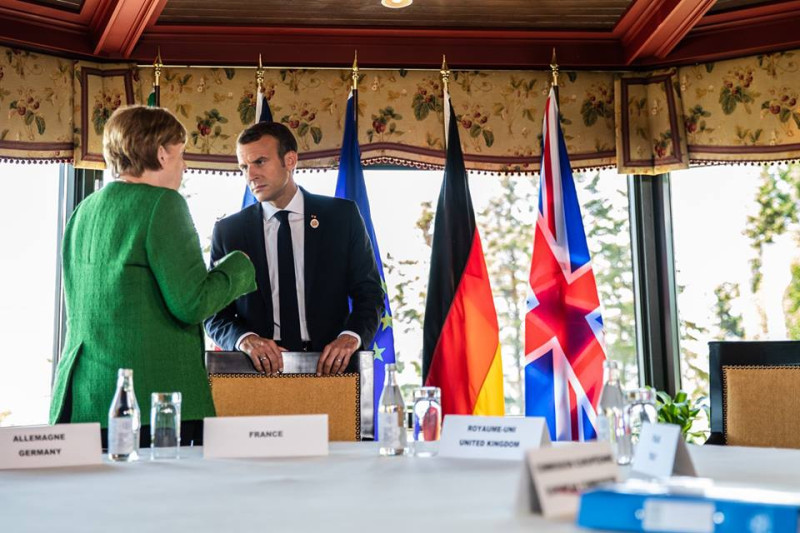 法國總統馬克宏（右）與德國總理梅克爾領導的黨派，在這次歐洲議會選舉中，表現都不如人意。   圖：翻攝自馬克宏臉書