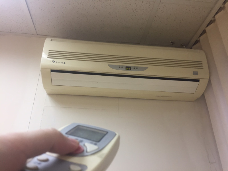 夏天來了，氣溫逐漸升高，許多民眾也開始使用冷氣機，讓居家環境及工作場所涼爽舒適。   圖：閻芝霖/提供