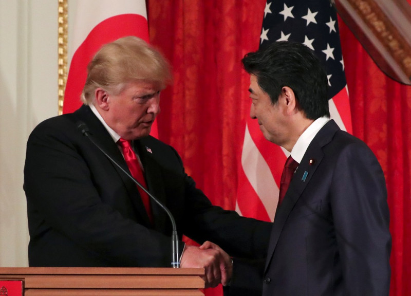 美國總統川普今（27）日與日本首相安倍晉三高峰會後，出席共同記者會。   圖：達志影像/路透社