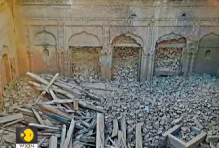 巴基斯坦4百年歷史建築「宗師那納克宮殿」遭人拆除，建築內只剩下瓦礫和廢棄木材，宛若廢墟。   圖：翻攝Youtube
