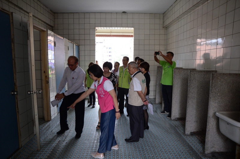 教育部次長林騰蛟（左一）、立委蘇巧慧（左二）等人到三多國小會勘老舊廁所。    圖：蘇巧慧辦公室提供