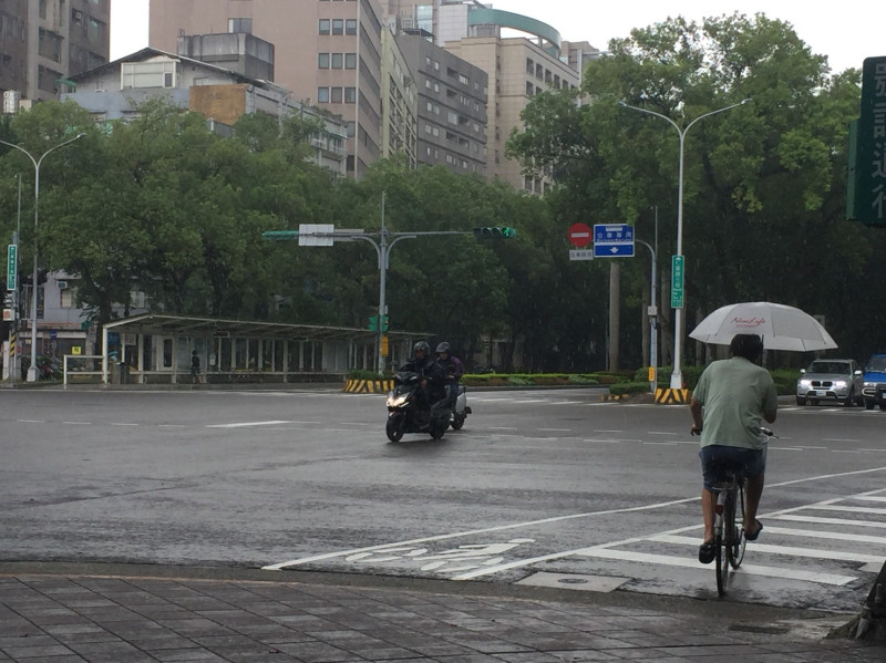 今（28）日鋒面將由北往南通過台灣，天氣不穩定，各地降雨機率高，民眾外出要記得攜帶雨具備用。   圖：閻芝霖/提供