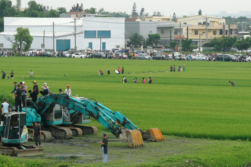 產業道路上、田埂上甚至怪手車頂都擠滿了人。   圖：張良一/攝